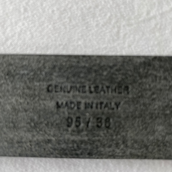 Tom Ford Men’s Leather Belt with Custom Designed Buckle. - Picture 6 of 10